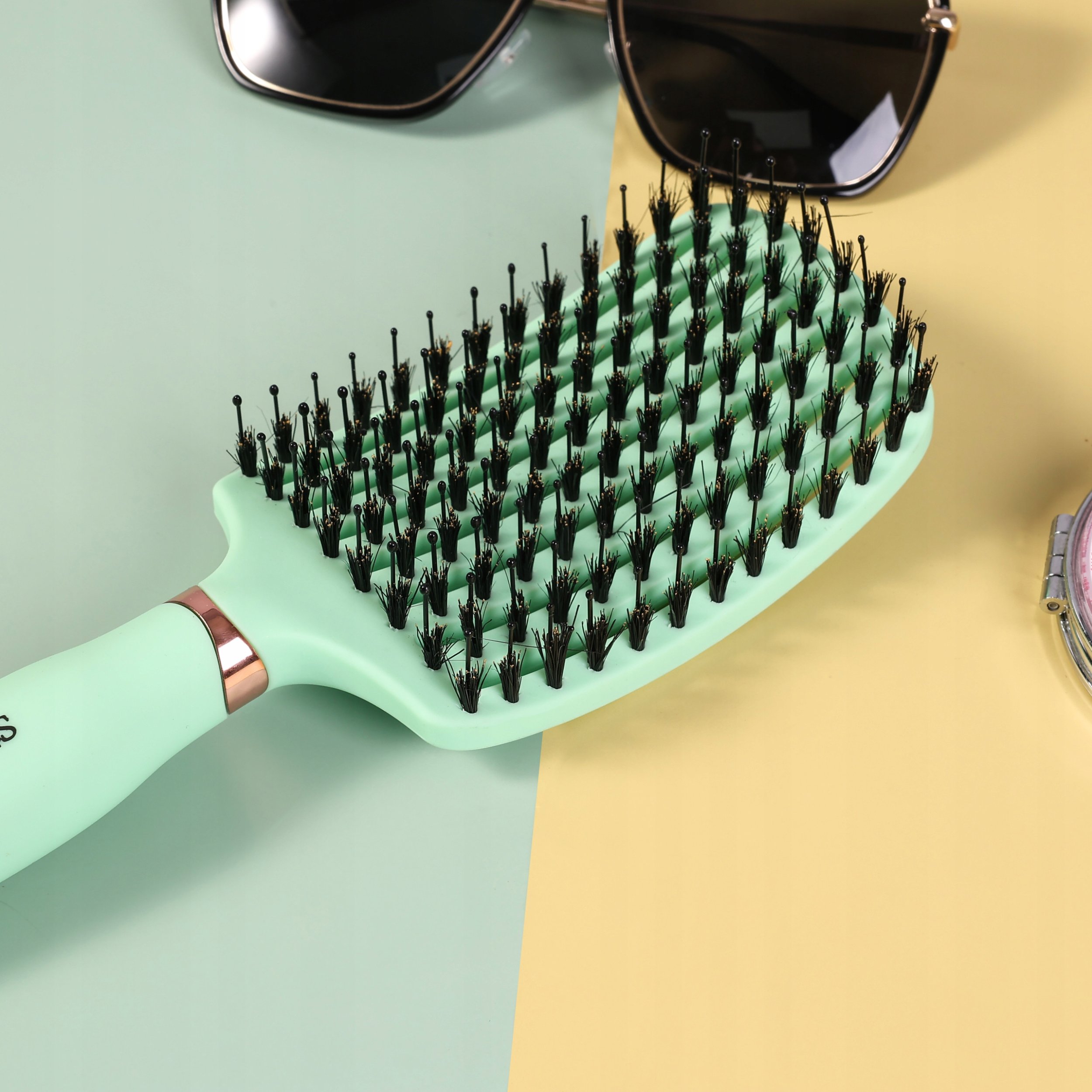 Balmain SISTER YOUNG_Ovia Hair Brush do